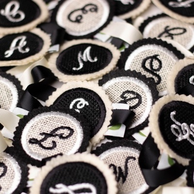 MARCADOR DE LUGAR COM INICIAL BORDADA