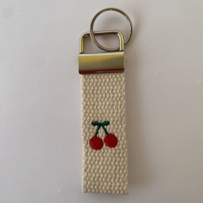 PORTA-CHAVES CEREJAS EM FITA BEGE