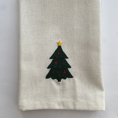 Pano branco com bordado de árvore de Natal
