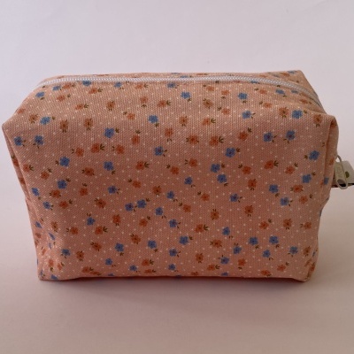 Bolsa retangular rosa claro com padrão de flores pequenas azuis e cor-de-laranja