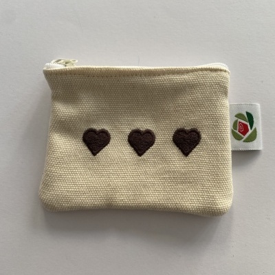 Bolsinha tecido crú c/ corações castanhos bordados