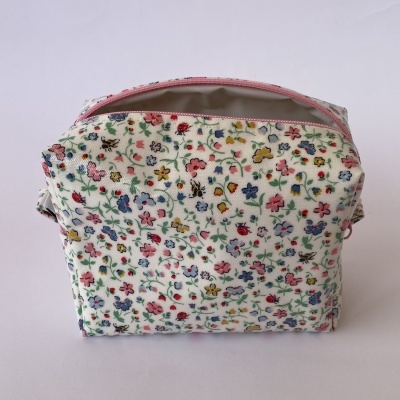 NÉCESSAIRE PLASTIFICADA FLORAL