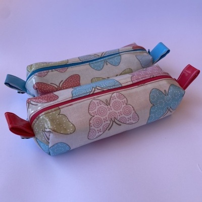 Estojo tecido plastificado c/ borboletas