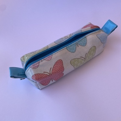 Estojo tecido plastificado c/ borboletas