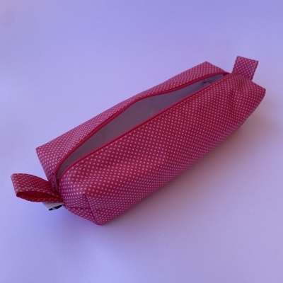 Estojo tecido plastificado rosa shocking c/ pintas brancas