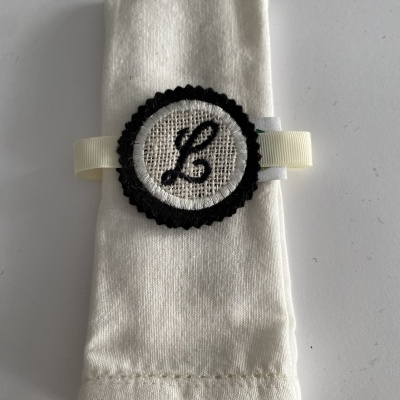 MARCADOR DE LUGAR COM INICIAL BORDADA