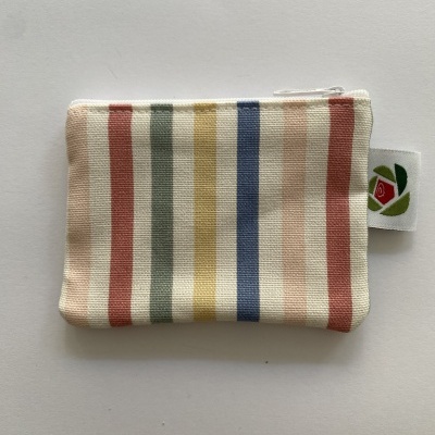 Bolsinha tecido fundo branco c/ riscas coloridas