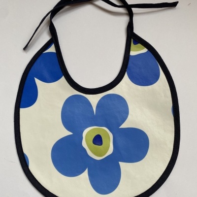 BABETE PLASTIFICADO REDONDO ''FLORES AZUIS''