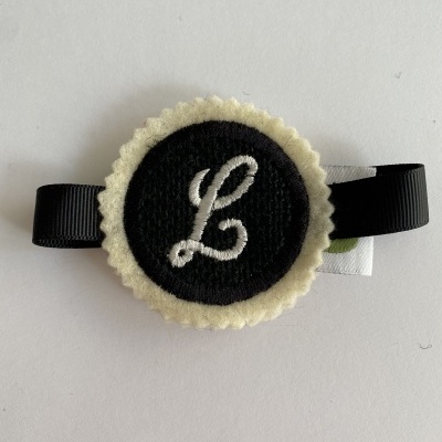 MARCADOR DE LUGAR COM INICIAL BORDADA