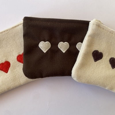 BOLSINHA CASTANHA CORAÇÕES ENCARNADOS
