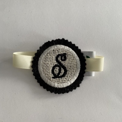 MARCADOR DE LUGAR COM INICIAL BORDADA