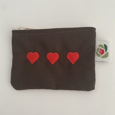 BOLSINHA CASTANHA CORAÇÕES ENCARNADOS