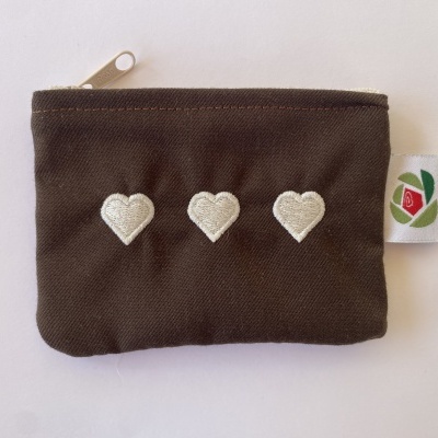 BOLSINHA CASTANHO CORAÇÕES PÉROLA