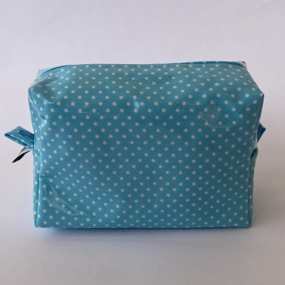 Estojo azul claro com bolinhas brancas