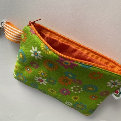 Nécessaire tecido verde c/ flores