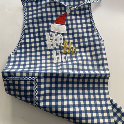 Avental azul e branco xadrez com bordado de gorro de Natal e texto Ho Ho Ho