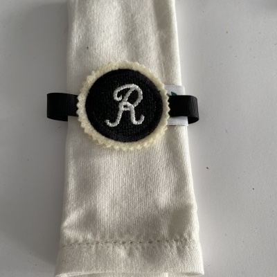 MARCADOR DE LUGAR COM INICIAL BORDADA