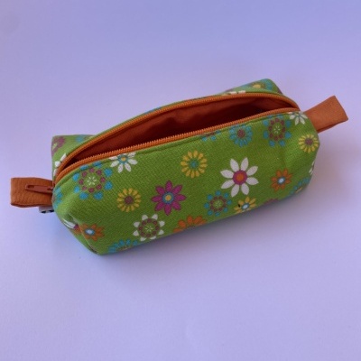 Estojo tecido verde com flores coloridas