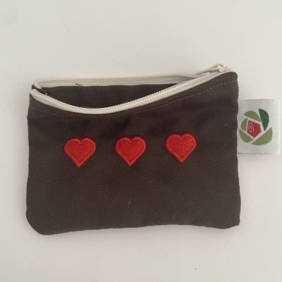 BOLSINHA CASTANHA CORAÇÕES ENCARNADOS