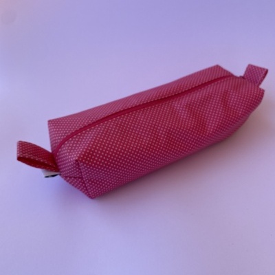 Estojo tecido plastificado rosa shocking c/ pintas brancas