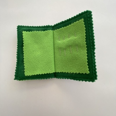 PORTA-AGULHAS ''ÁRVORE DE NATAL VERDE GUIZOS''