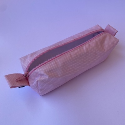 Estojo tecido plastificado rosa claro c/ pintas brancas
