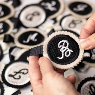 MARCADOR DE LUGAR COM INICIAL BORDADA