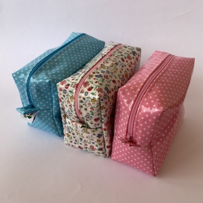 NÉCESSAIRE PLASTIFICADA FLORAL