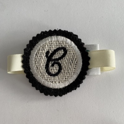 MARCADOR DE LUGAR COM INICIAL BORDADA