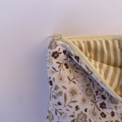 BOLSINHA FLORAL BEGE