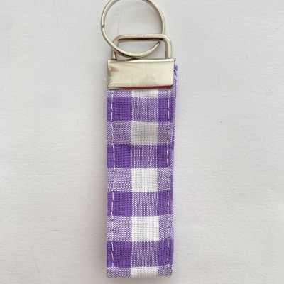 Chaveiro com fita xadrez roxo e branco e argola de metal prateado