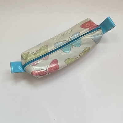 Estojo tecido plastificado c/ borboletas