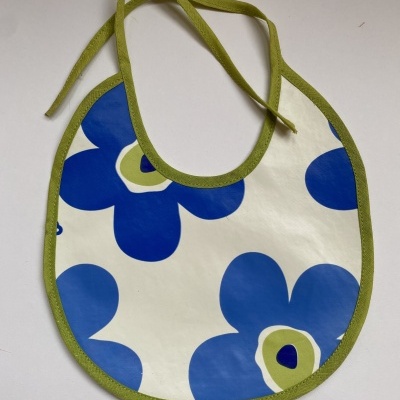 BABETE PLASTIFICADO REDONDO ''FLORES AZUIS''