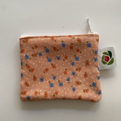 Bolsinha tecido fundo salmão c/ florzinhas
