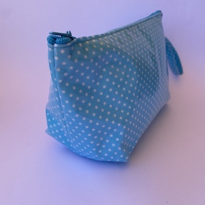Nécessaire tecido plastificado turquesa c/ bolas brancas