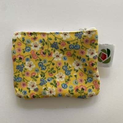 Bolsinha tecido fundo amarelo c/ florzinhas