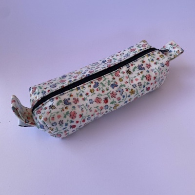 Estojo tecido plastificado c/ florzinhas