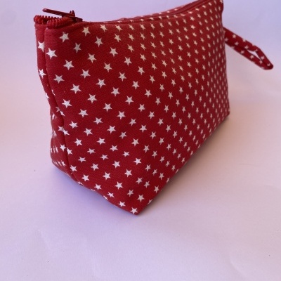 Nécessaire tecido encarnado c/ estrelas brancas