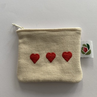 Bolsinha tecido crú c/ corações encarnados bordados