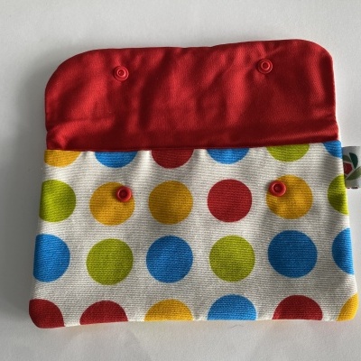 Carteira de tecido colorida com bolinhas e interior vermelho