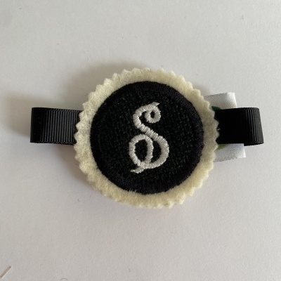 MARCADOR DE LUGAR COM INICIAL BORDADA