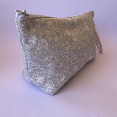 Nécessaire tecido cinzento c/ cornucópias brancas