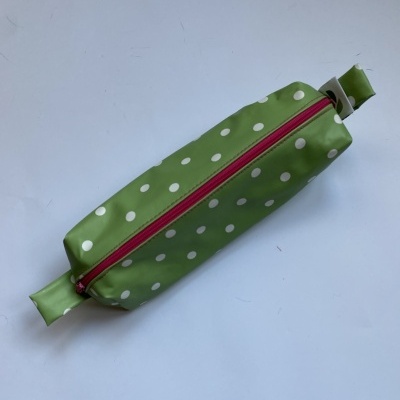 Estojo tecido plastificado verde c/ bolas brancas