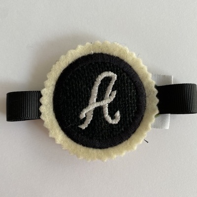 MARCADOR DE LUGAR COM INICIAL BORDADA