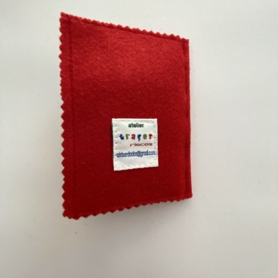 Carteira ou capa de feltro vermelho com etiqueta branca colorida