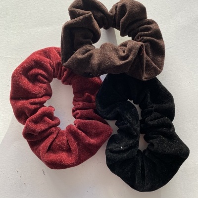 Scrunchie em veludo bordeaux