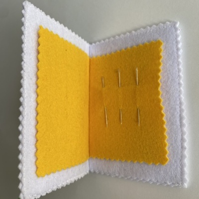 PORTA-AGULHAS ABELHA BRANCO