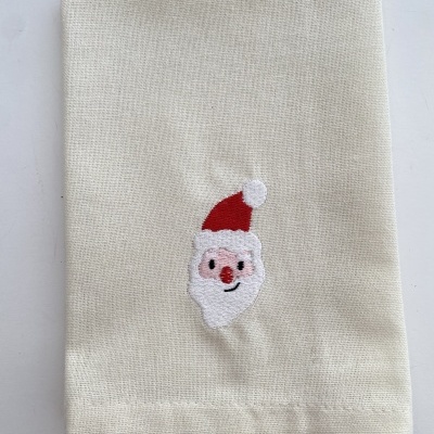 Guardanapo de tecido cru com bordado de rosto do Pai Natal