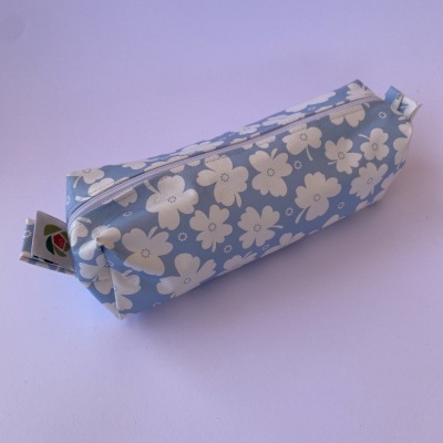 Estojo tecido plastificado azul c/ flores brancas