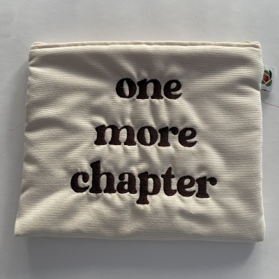 Estojo creme com texto bordado preto e fecho de correr